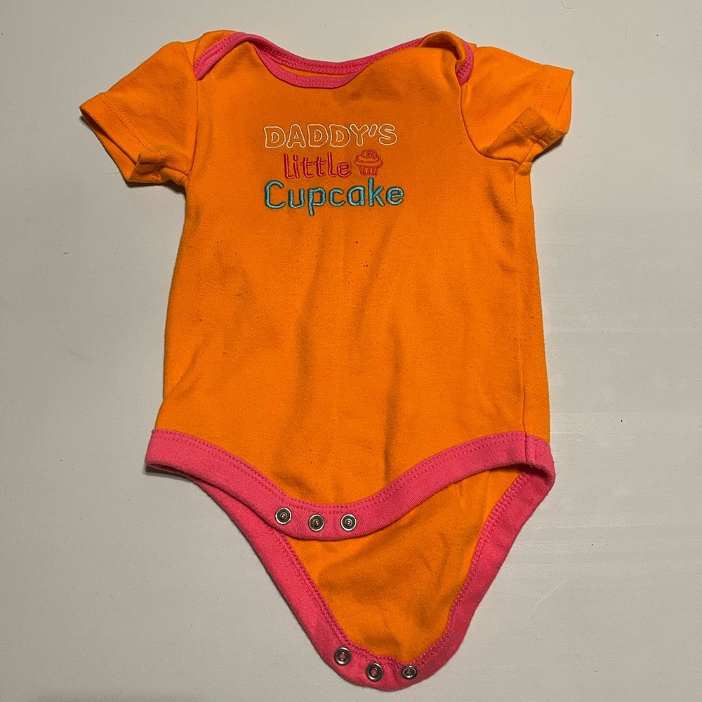 🌟5/$25 “Daddy’s Little Cupcake” Bodysuit Size 6-12 Months